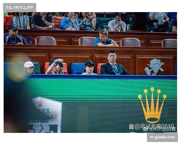 镜头捕捉：哥伦比亚小将赛后与偶像交换号码牌，温情一幕引全场欢呼